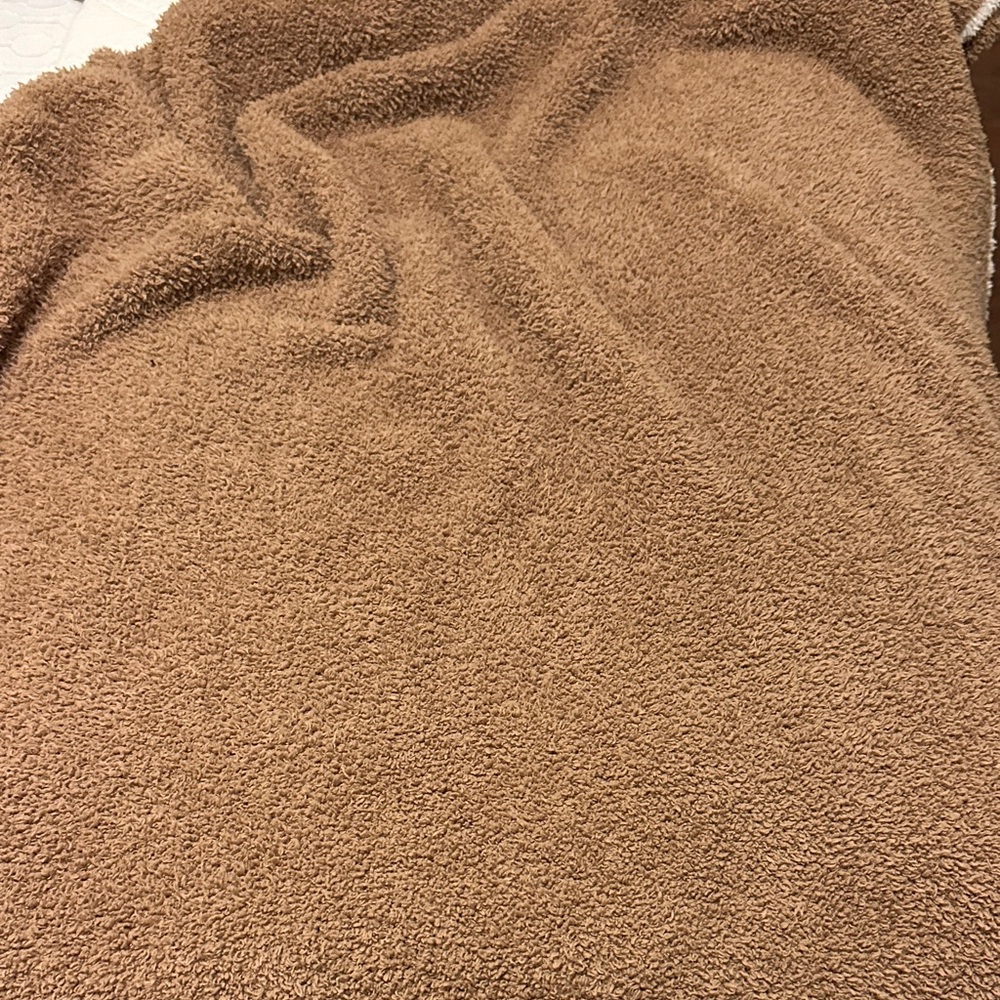 Barefoot Dreams CozyChic Blanket Throw in Light Brown/Tan - Picture 3 of 3